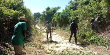 Les populations de Youtou et d’Effoc réparent la piste Oukout-Youtou dans l’espoir de surmonter l’enclavement