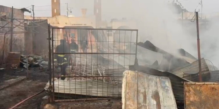 Incendie au marché central d’Ourossogui : une trentaine de magasins ravagés
