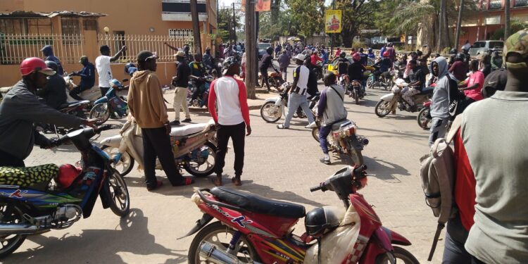 Ziguinchor : Les Jakartamans en colère contre les nouvelles mesures d'immatriculation 1 Ziguinchor : Les Jakartamans en colère contre les nouvelles mesures d’immatriculation