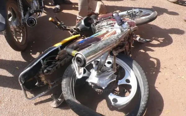 Collision mortelle entre deux motos Jakarta à Mbirkilane : un mort et deux blessés graves 1 Collision mortelle entre deux motos Jakarta à Mbirkilane : un mort et deux blessés graves