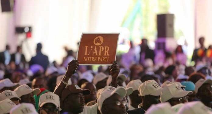 Tensions politiques : l’APR critique le gouvernement et accuse Ousmane Sonko de diffuser des "fake news" 1 Tensions politiques : l’APR critique le gouvernement et accuse Ousmane Sonko de diffuser des « fake news »