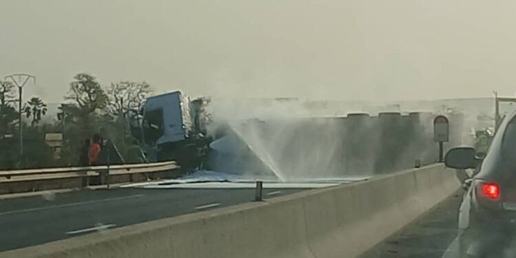 Accident sur l'autoroute à péage : un camion se renverse et prend feu près de Toglou 1 IMG 20250307 WA0134