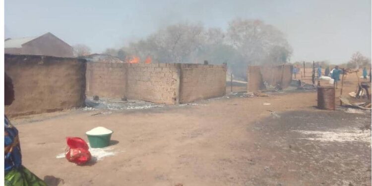 Kaffrine : Un violent incendie ravage des dizaines de cases et des stocks de vivres 1 IMG 20250312 WA0253