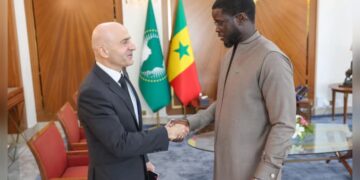 Bassirou Diomaye Faye reçoit une délégation du FMI alors que des révélations émergent sur une dette cachée de 7 milliards de dollars. 7 InCollage 20250325 175611187