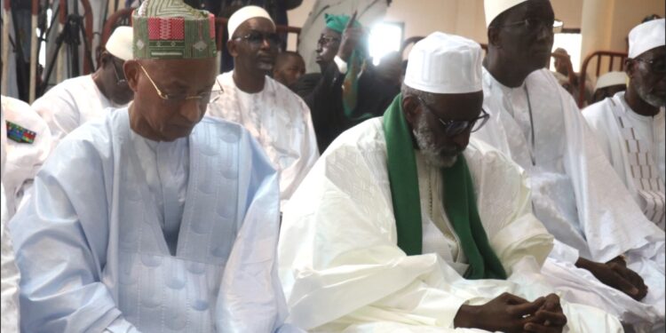 Amadou BA appelle à l'unité, à la paix et au respect mutuel après la prière de Korité à la mosquée Oumarienne 1 InCollage 20250330 132954144