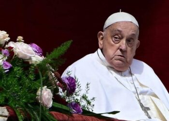 Pâques au Vatican : le Pape François bénit la foule depuis la loggia, malgré une santé fragile 1 IMG 20250420 WA00471