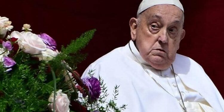 Pâques au Vatican : le Pape François bénit la foule depuis la loggia, malgré une santé fragile 1 IMG 20250420 WA00471