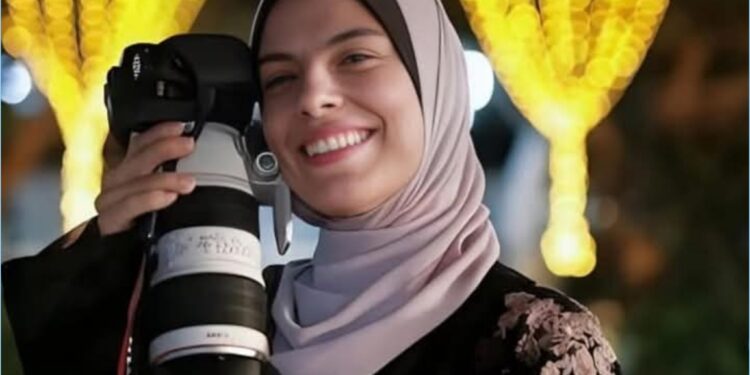 Gaza : la journaliste palestinienne Fatima Hassouna tuée dans une frappe israélienne, avec dix membres de sa famille 1 InCollage 20250417 144810146