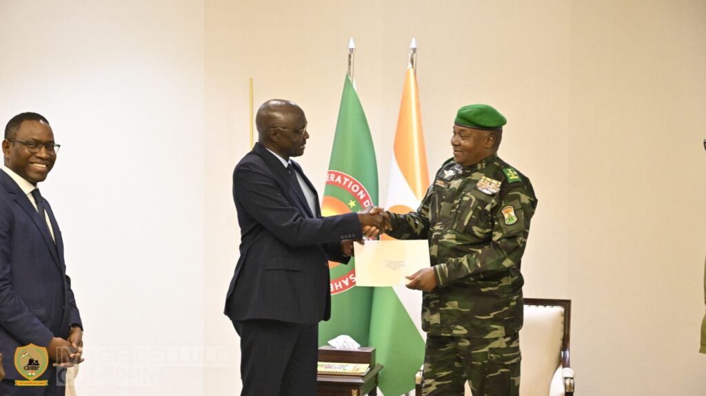 Le ministre des Forces armées du Sénégal reçu par le président nigérien Abdourahamane Tiani 2 img 20250508 wa02755518283151640357516