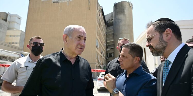 Netanyahu depuis l’hôpital frappé à Beersheba : « Nous visons des cibles nucléaires, ils frappent des hôpitaux, c’est toute la différence entre une démocratie et des meurtriers » 1 FB IMG 1750352010398