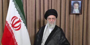 Tensions Iran–États-Unis : Khamenei affirme que l’Iran ne se rendra pas et met en garde contre « des conséquences irréparables » 8 InCollage 20250618 113717348