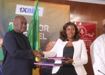 PARTENARIAT HISTORIQUE ENTRE LA FSBB ET 1XBET SÉNÉGAL : UN CONTRAT DE 300 MILLIONS FCFA SIGNÉ 2 InCollage 20250629 172903029