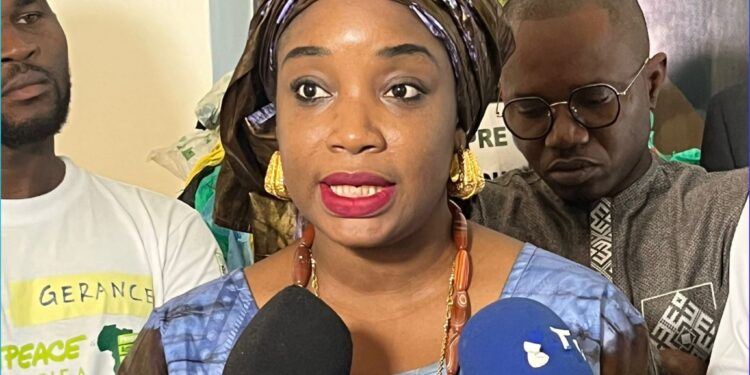 Greenpeace Afrique mobilise contre la pollution des sachets d’eau au Sénégal 1 InCollage 20250723 161511160