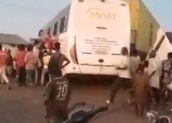 Grave accident à Sinthiou Malem : un mort et plusieurs blessés dans une collision entre un camion et un bus malien 1 InCollage 20250804 223621307