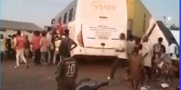 Grave accident à Sinthiou Malem : un mort et plusieurs blessés dans une collision entre un camion et un bus malien 1 InCollage 20250804 223621307
