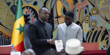 Le Président Bassirou Diomaye Faye reçoit le Livre Blanc sur le massacre de Thiaroye 4 FB IMG 1760642651017