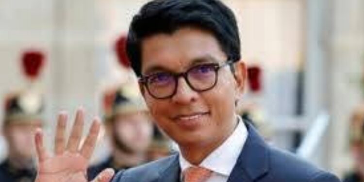 Crise politique à Madagascar : Andry Rajoelina dissout l’Assemblée nationale par décret 1 InCollage 20251014 102509687