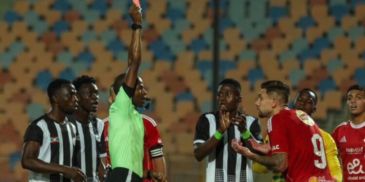 Al Ahly dépose une plainte contre l’arbitre sénégalais Issa Sy auprès de la CAF 1 InCollage 20251026 103123460