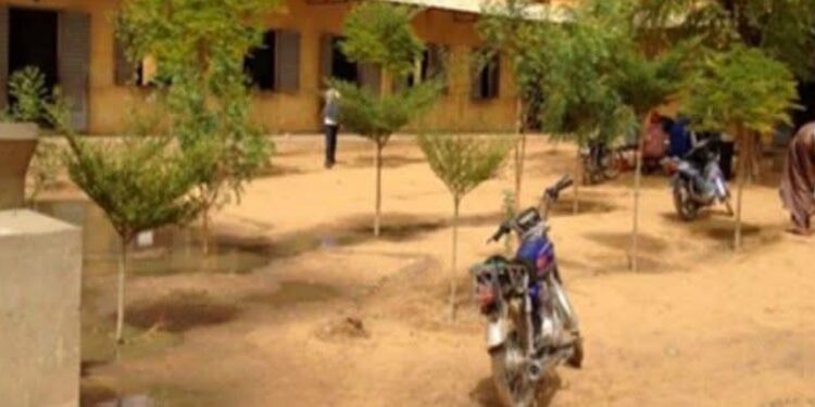 Suspension des cours au Mali du 27 octobre au 9 novembre 2025 en raison d’une pénurie de carburant 1 InCollage 20251026 202920436