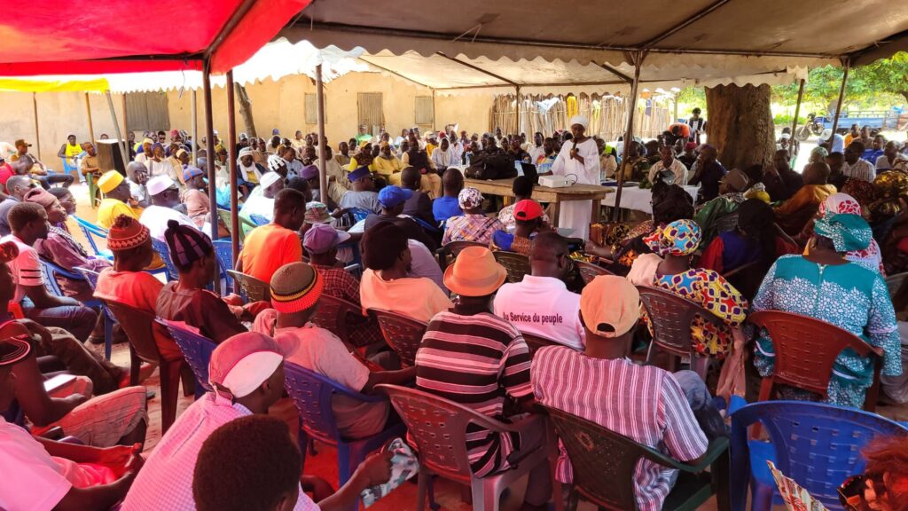 Dialogue communautaire à Kabadio : les habitants du Fogny Diabang débattent du projet d’exploitation du zircon 4 img 20251101 wa03767624943386793817116