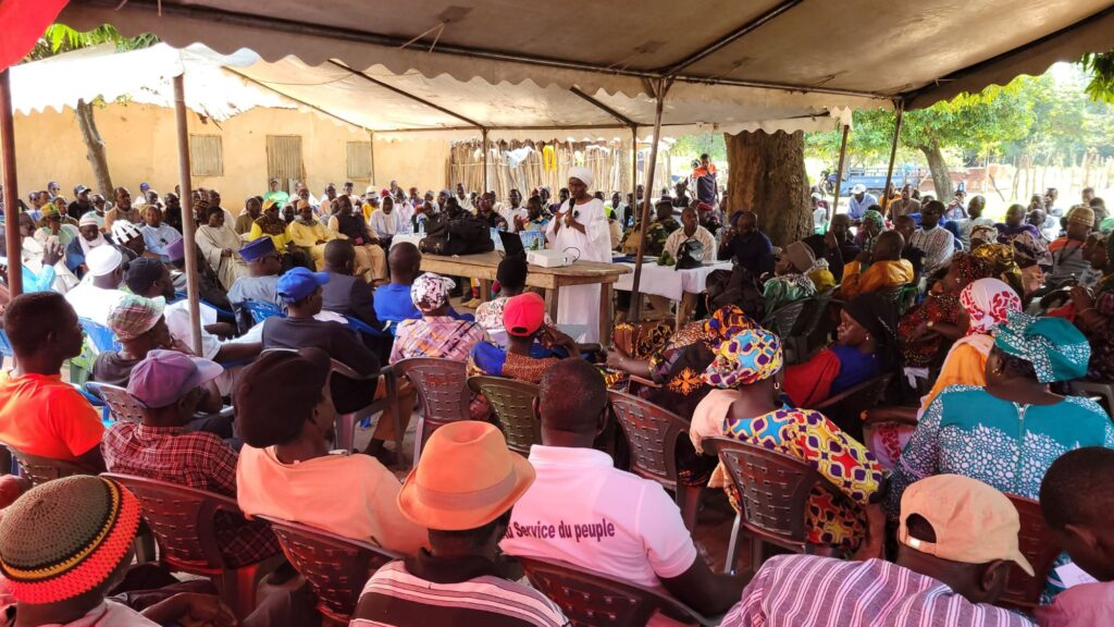 Dialogue communautaire à Kabadio : les habitants du Fogny Diabang débattent du projet d’exploitation du zircon 5 img 20251101 wa03786815996847092632825