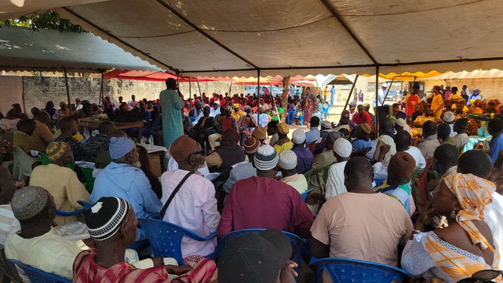 Dialogue communautaire à Kabadio : les habitants du Fogny Diabang débattent du projet d’exploitation du zircon 2 img 20251101 wa03859012815375085873656
