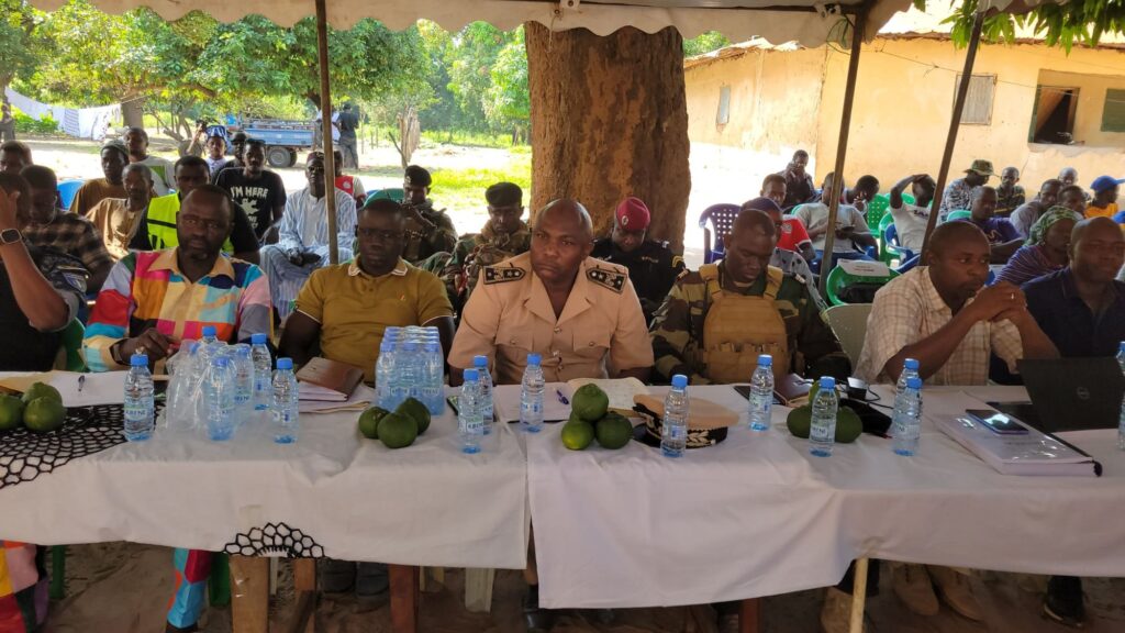 Dialogue communautaire à Kabadio : les habitants du Fogny Diabang débattent du projet d’exploitation du zircon 6 img 20251101 wa03872344899658615209089