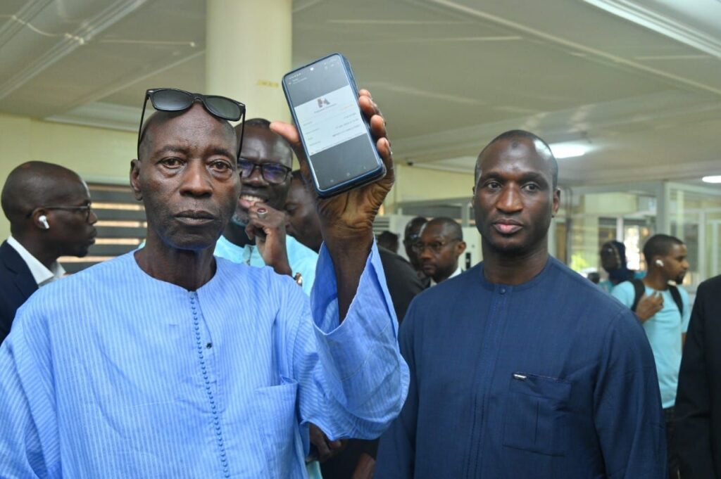 Lancement du paiement mobile des impôts et taxes : une révolution pour les usagers 2 img 20251119 wa01048150810688117379775