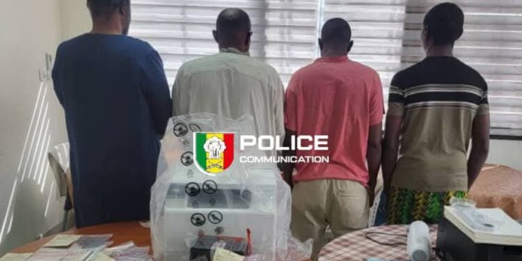 Ouakam : la Police aux Frontières démantèle une officine clandestine de faux passeports et visas, cinq suspects déférés après l’opération « LIMA-SIERRA » 1 InCollage 20260221 163104780