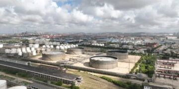 Pétrole : +30 % en quelques heures, le baril dépasse 115 dollars après l’escalade militaire contre l’Iran