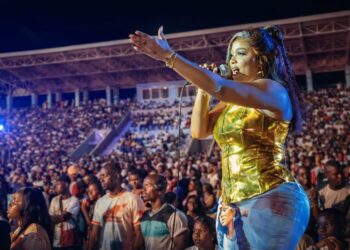 Méga concert  à Kolda : Dieyna Baldé reconquiert la jeunesse et retrouve les faveurs du public en terre natale.