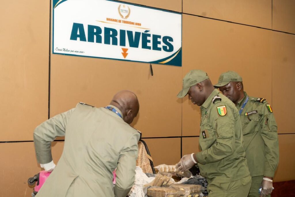 Près de 30 kg de haschich saisis à l’Aéroport international Blaise Diagne<br> 2 img 20260304 wa05632339794315534333665