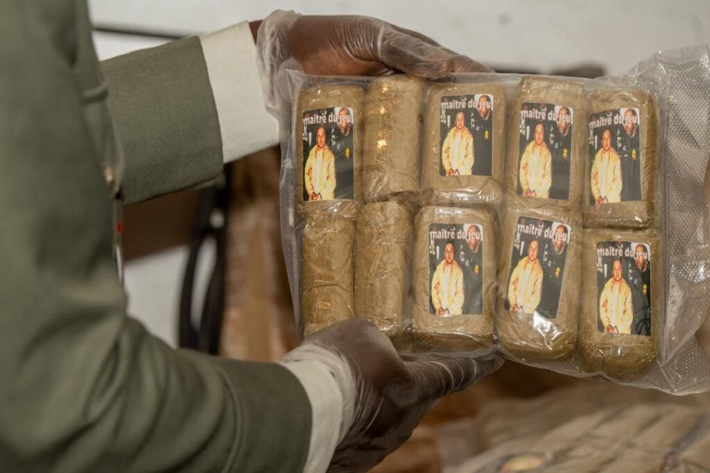 Près de 30 kg de haschich saisis à l’Aéroport international Blaise Diagne<br> 5 img 20260304 wa05698156337780492307902