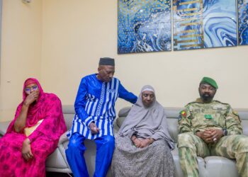 Mali : le Président de la Transition rend visite aux blessés et présente ses condoléances à la famille du Général Sadio Camara