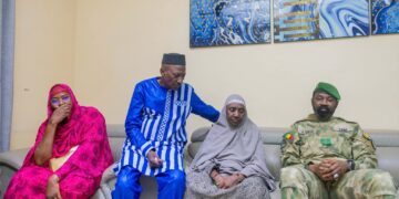 Mali : le Président de la Transition rend visite aux blessés et présente ses condoléances à la famille du Général Sadio Camara