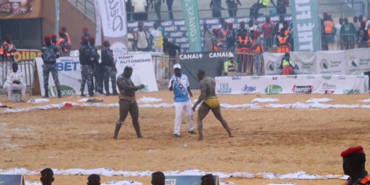 Revivez les plus belles images du combat entre Modou Lo et Sa Thiès à l’Arène nationale.