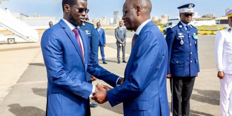 Bassirou Diomaye Faye en Gambie pour une visite de travail axée sur la coopération et l’intégration régionale 1 Bassirou Diomaye Faye en Gambie pour une visite de travail axée sur la coopération et l’intégration régionale