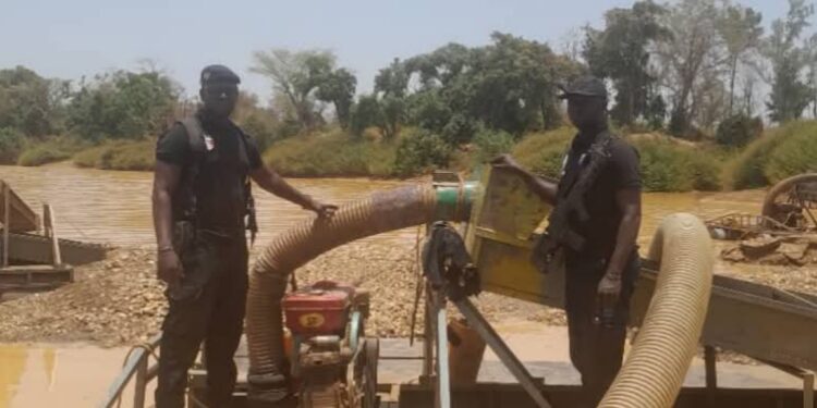 Falémé : un site d’orpaillage clandestin démantelé à Wassagara, quatre dragues détruites
