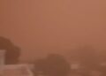Un vent aussi soudain qu&rsquo;impressionnant a balayé Thiès, plongeant la ville dans une ambiance digne de la nuit en plein jour.
