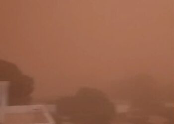 Un vent aussi soudain qu&rsquo;impressionnant a balayé Thiès, plongeant la ville dans une ambiance digne de la nuit en plein jour.