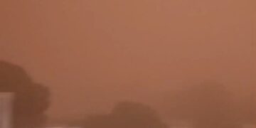 Un vent aussi soudain qu&rsquo;impressionnant a balayé Thiès, plongeant la ville dans une ambiance digne de la nuit en plein jour.
