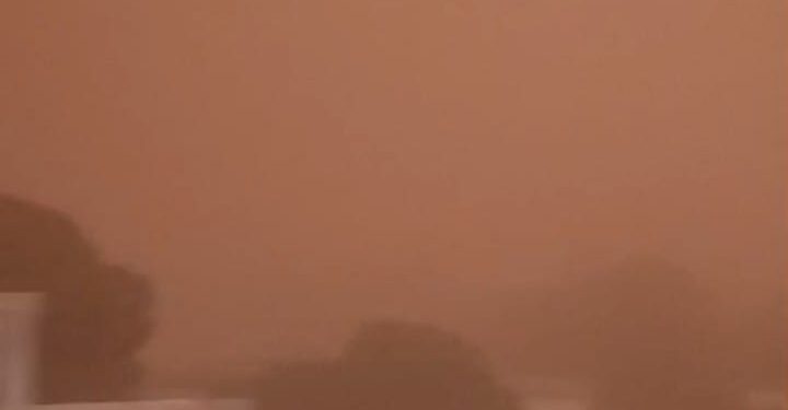Un vent aussi soudain qu&rsquo;impressionnant a balayé Thiès, plongeant la ville dans une ambiance digne de la nuit en plein jour.