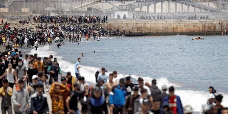 Tentatives de passage vers Sebta et Melilia : le Maroc pointe la désinformation et les réseaux de traite