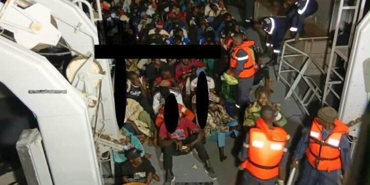 La Marine nationale porte secours à 134 migrants au large de Dakar 1 La Marine nationale porte secours à 134 migrants au large de Dakar