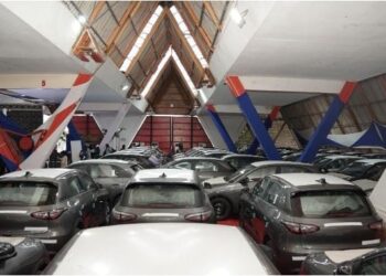 Transport urbain : les 100 premiers taxis électriques lancent une nouvelle dynamique . 2 Transport urbain : les 100 premiers taxis électriques lancent une nouvelle dynamique .