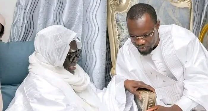 Ousmane Sonko reçu par le khalife général des mourides à Touba